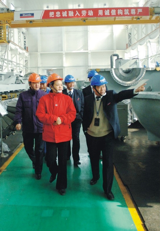 2007年国家发改委工业司副司长黄鹂来db电竞视察